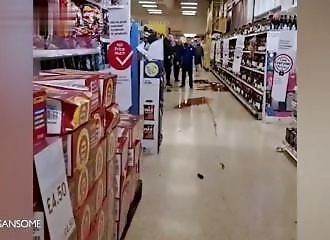 Femme enragée fracasse des bouteilles de vin avec une poêle chez Tesco