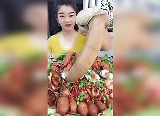 Elle se régale d'un .. d'un .. mais qu'est ce que c'est que ce truc ?!