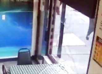Elle saccage un restaurant en découvrant qu’elle ne peut plus commander son plat favori 