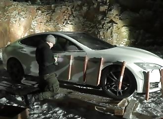 Il apprend que changer la batterie de sa Tesla lui coûtera 20000euros, il l'a fait exploser !