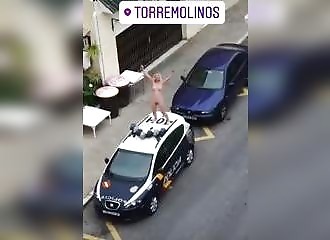 Coronavirus et confinement : Elle pête un plomb et monte nue sur une voiture de police