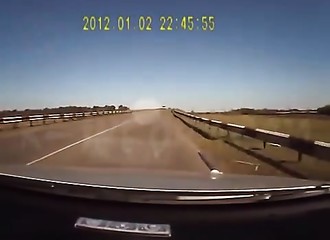 Peu chanceux, cet automobiliste est victime d’un improbable accident