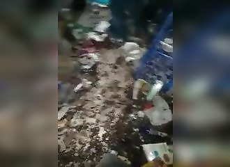 Cette femme vit dans un appartement au milieu de milliers de cafards et des tonnes de déchets