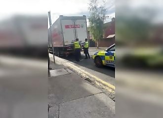 Un clandestin encerclé grimpe sur le toit d'un camion en Irlande