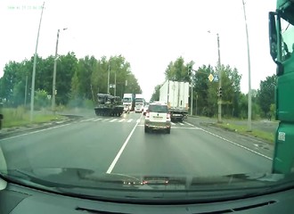 Russie : un blindé de l’armée percute accidentellement un automobiliste