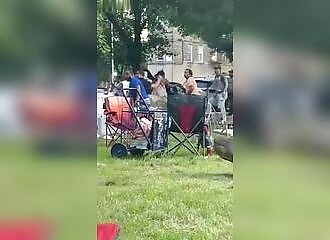 Le Memorial day se transforme en 'Battle Royale' de viande grillée et de bouteilles de bière !