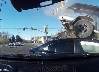 Un automobiliste veut franchir une intersection comme dans les films (Utah)