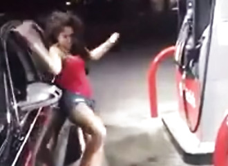 Droguée ou bourrée, voire les deux, elle se donne en spectacle dans une station-service