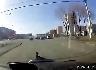 Russie : un automobiliste percute un homme ivre qui s’amuse sur la chaussée