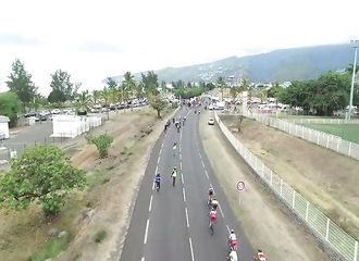 Un père en colère se venge méchamment lors d'une course cycliste