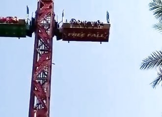 Avec plusieurs personnes à bord, une nacelle se décroche du sommet d'un manège