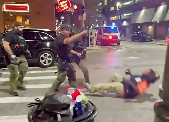 Un policier filmé en train de mettre un coup de poing puissant à un homme