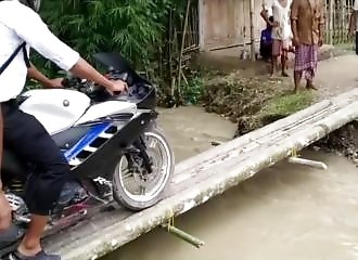 Traverser une rivière en crue en moto (FAIL)