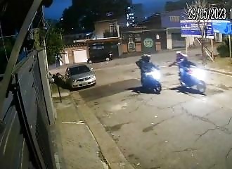 Oops, robbers attack plainclothes cops in Brazil (Warning - shocking - Injury)