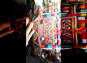 Inde : toujours en vie, mais avec la jambe complètement en charpie après être passé sous un camion (PUBLIC AVERTI)