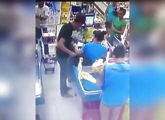 Il sort un couteau pour voler un caissier, ça tourne mal !