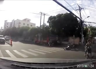 Un automobiliste manque de renverser un motocycliste sans cerveau