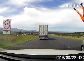 Une voiture percute violemment un agent d’entretien routier et l’envoie dans les airs (Afrique du Sud)