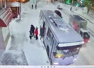 Un chauffeur de bus repart trop rapidement et écrase les jambes d'une passagère (Public averti)
