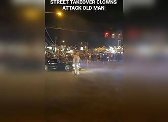 Un vieil homme se fait agresser alors qu'il traverse un rassemblement sauvage