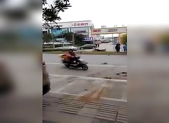 À peine sorti du parking du concessionnaire, un homme détruit sa voiture neuve (Chine)