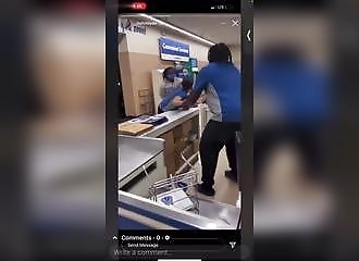 L'employé d'une superette se fait attaquer par un client armé d'un couteau (Public averti - Sang)