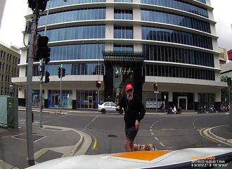Rendu aveugle à cause de la colère, ce piéton est victime d'un léger accident…