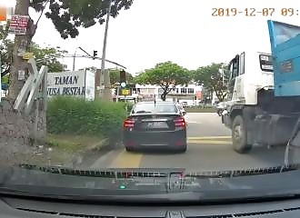 Une voiture se fait pratiquement broyer par la remorque d’un camion