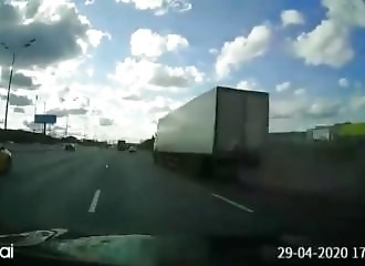 Une voiture s’encastre à l’arrière d’un camion et fait 3 morts (Moscou)
