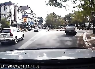 Thaïlande : un conducteur âgé est victime d’un gros accident