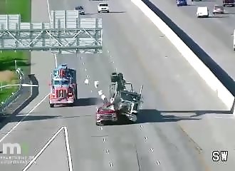 Un pick-up se fait percuter et détruire par un semi-remorque sur l'autoroute
