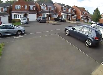 Angleterre : pour arrêter des voleurs de voiture, un voisin n’hésite pas à utiliser son magnifique Range Rover