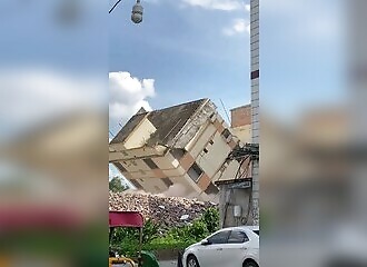 un immeuble en démolition s’effondre sur une pelleteuse