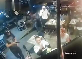 Il continue à manger ses ailes de poulet alors qu'un malfrat pointe une arme sur sa tête !