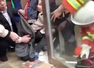 Chine : un enfant se coince la tête dans une porte tambour
