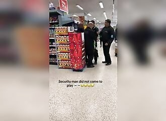 Un agent de sécurité frappe et gifle un client alors qu'il est retenu par deux autres employés