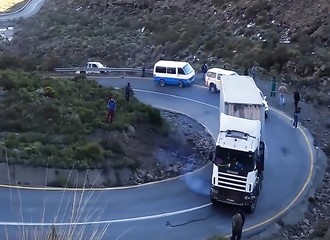 Gros accident sur une route de montagne sud-africaine