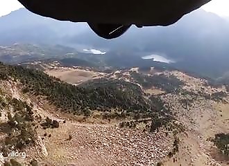 Voler à 228 km/h en wingsuit et passer dans un trou dans un rocher (Espagne)