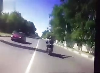 Russie : un policier en moto se crashe brutalement en poursuivant un motard