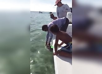 Il tente d'impressionner son fils en attrapant un requin .. ouch !