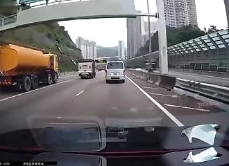 Le conducteur d’un camion-citerne croit être au volant d’une Twingo (Hong Kong)