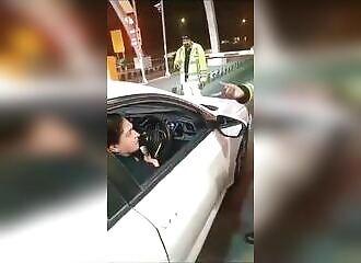 Elle refuse d'obtempérer et fonce dans un policier