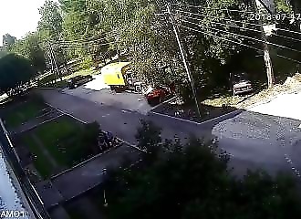 Deux ouvriers rattrapent un gamin qui tombe d'un immeuble (Russie)