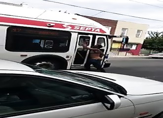 Philadelphie : totalement perché, un drogué bloque la circulation dans une rue