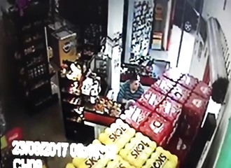 Brésil : un tueur à gages tue le caissier d’un magasin, mais avant de prendre la fuite, il vole un soda…