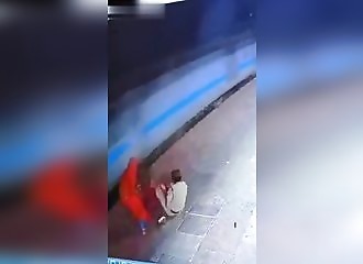Un policier sauve une femme face à un train
