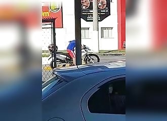 Un voleur croit que la police est à ses trousses