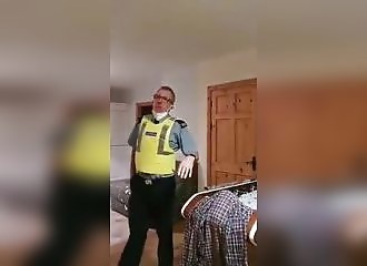 On lui prend ses enfants parce qu'il a filmé des policiers quelques jours plus tôt !
