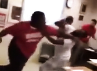David tente de terrasser Goliath en l’assommant avec un ordinateur