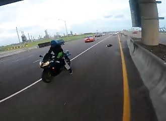 Un automobiliste renverse délibérément un motard (Texas)